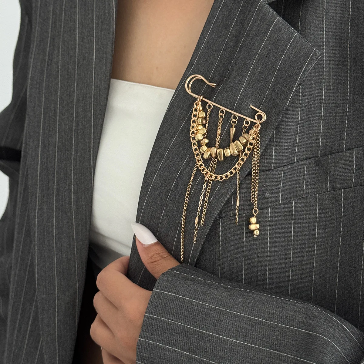 بروش شرابة أنيق وغير منتظم على طراز CCB - إكسسوار جديد ومتعدد الاستخدامات مصمم كخطاف حزام للنساء والفتيات