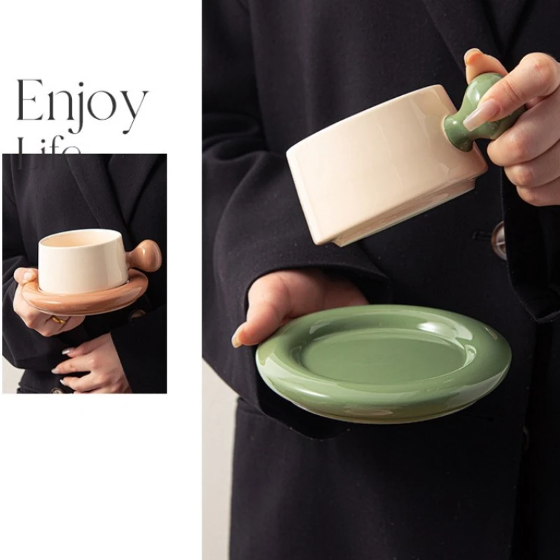 

Керамическая кофейная чашка с блюдцем, набор в европейском стиле, повседневная бытовая креативная контрастная милая чайная чашка