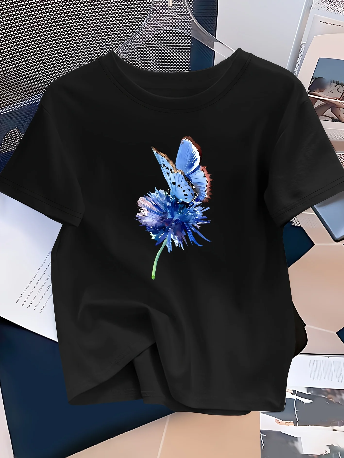 Lässiges, elegantes schwarzes T-Shirt für Damen, blauer Schmetterling, lila Blumendruck – Rundhalsausschnitt, kurze Ärmel, Freizeitkleidung, Grafik, Vintage