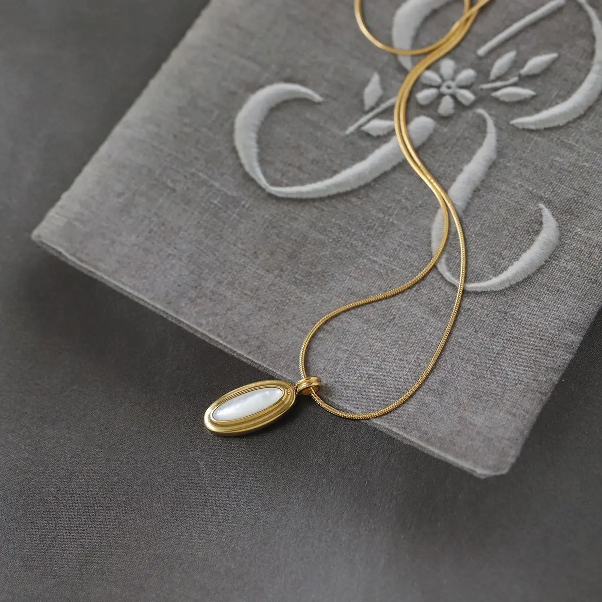 Collar ovalado de hueso de serpiente de concha blanca, espejo de Jade, cadena de clavícula sudafricana antigua media, joyería chapada en oro de acero de titanio