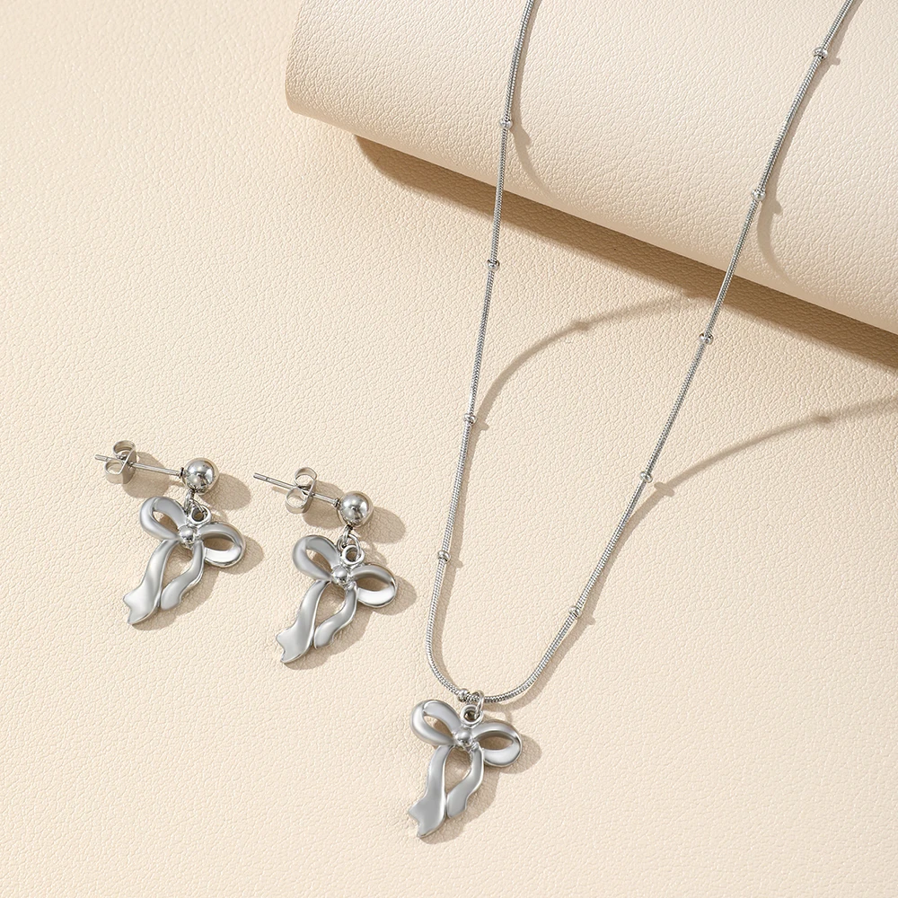 الفولاذ المقاوم للصدأ الشريط القوس قلادة قلادة طقم من الحلقان موضة بسيطة ركاب مجوهرات للنساء ارتداء المجوهرات اليومية