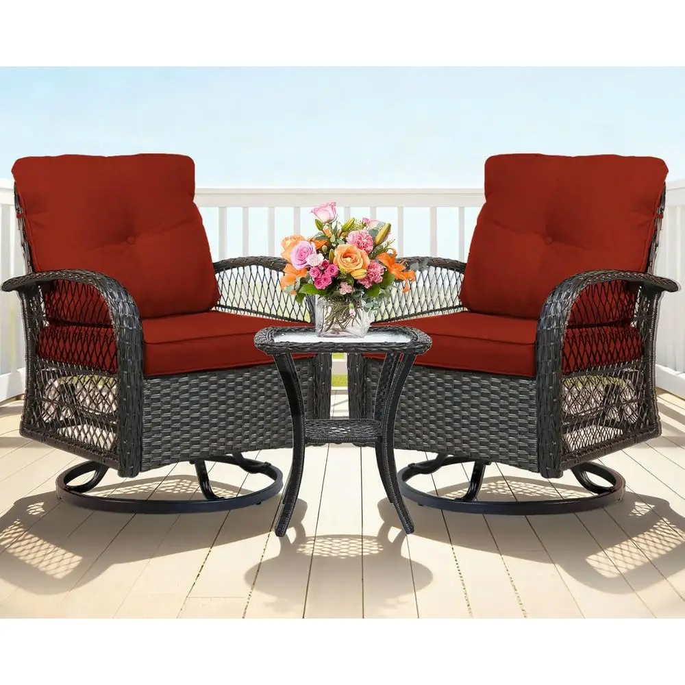 

Красный комплект вращающихся плетеных стульев-качалок с высокой спинкой и боковым столиком и подушками для патио, балкона или террасы