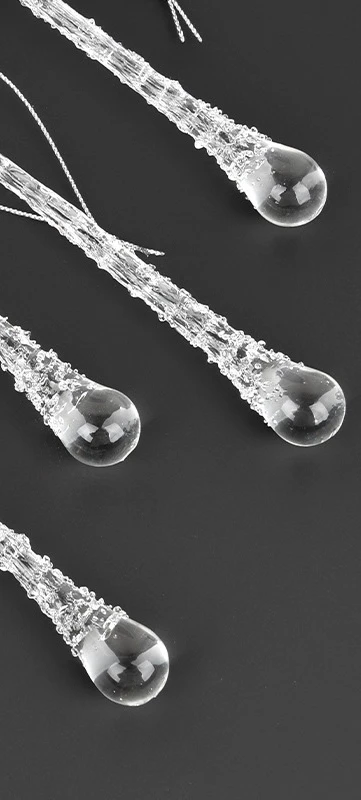 

Ящик для рождественских украшений с каплями воды и прозрачными стеклянными ледяными батончиками.