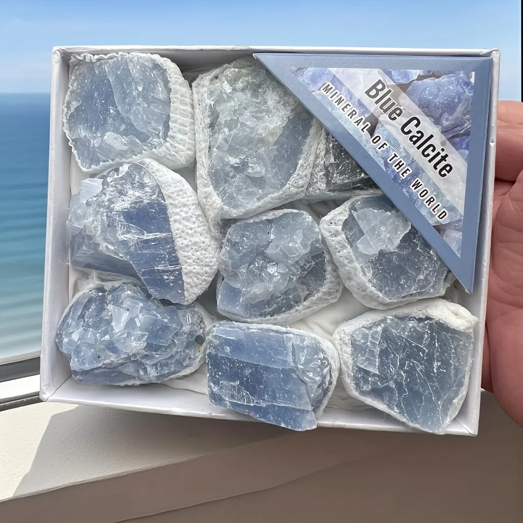 علبة من حجر الأزرق الطبيعي الخام، علبة هدايا صخرية غير منتظمة، تعليم معدني وعرض هدية العيد. ديكور الغرفة