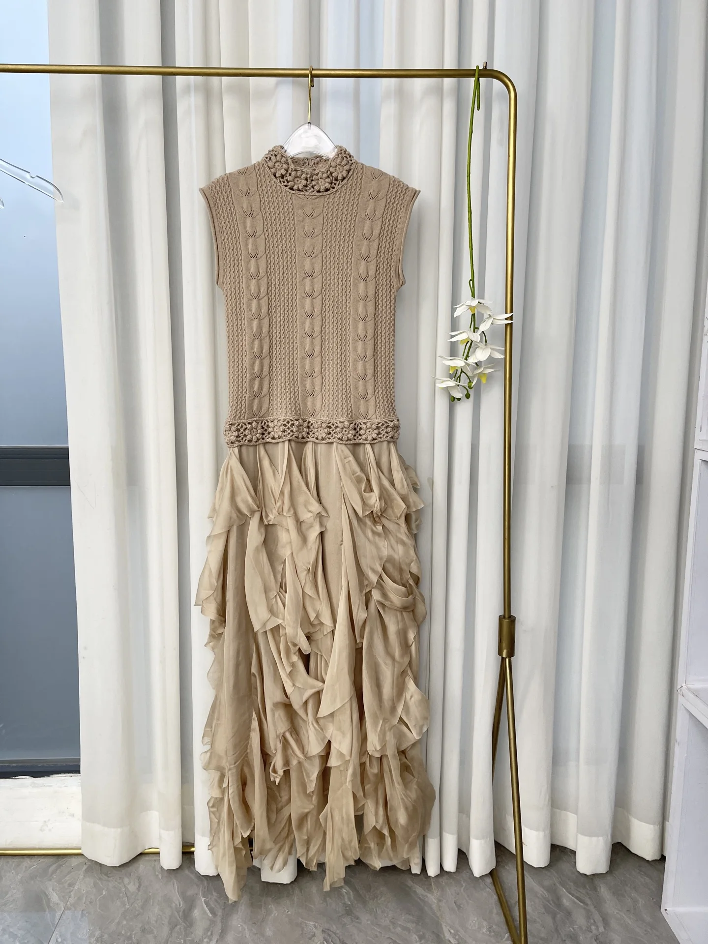 Robe mi-longue marron clair, sans manches, en tricot, crochet, fleurs, Patchwork, volants, bord, nouvelle mode, 2025