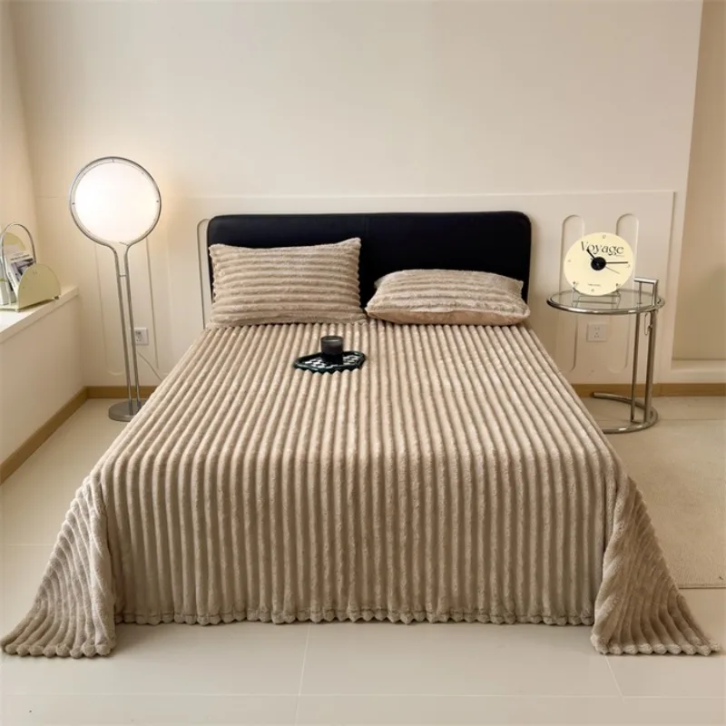 بطانية جديدة لخريف وشتاء 2025 بلون سادة من فراء الأرانب المقلد بطانية سميكة بطانية صوف الحليب المرسومة ، بدون كيس وسادة