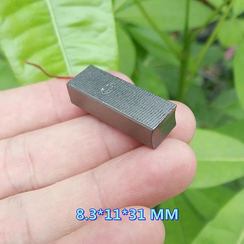 1 زوج فرش كربون مكنسة كهربائية فرشاة الكربون 8.3*11*28 ملليمتر أجزاء المحرك مجموعة فرش الكربون اكسسوارات