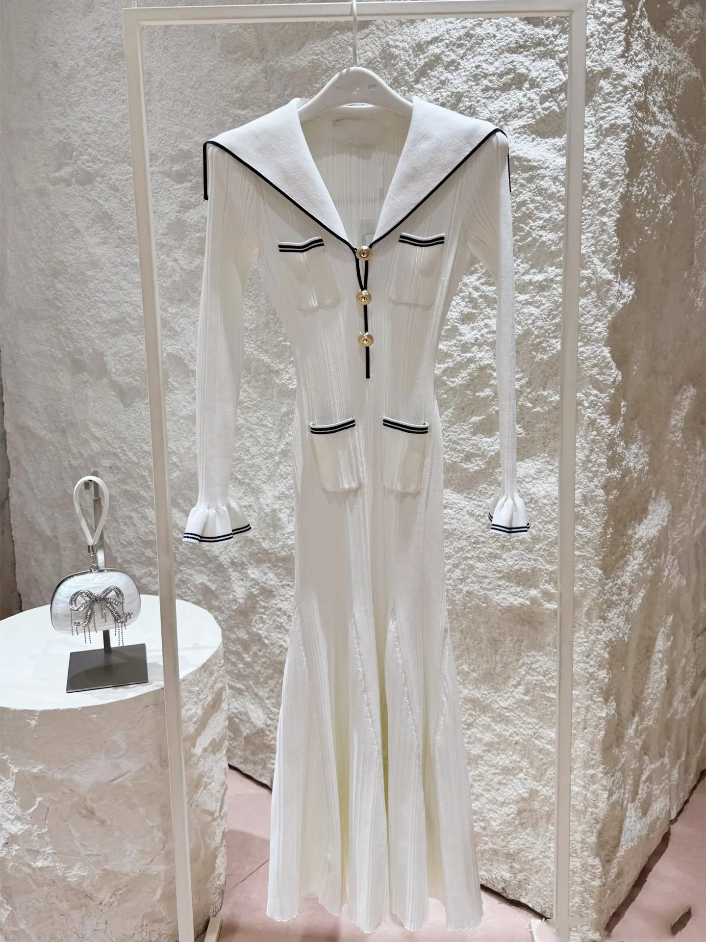 

Элегантное женское платье-русалка премиум-класса в европейском стиле, с длинными рукавами, белое с темно-синим, для стройности фигуры