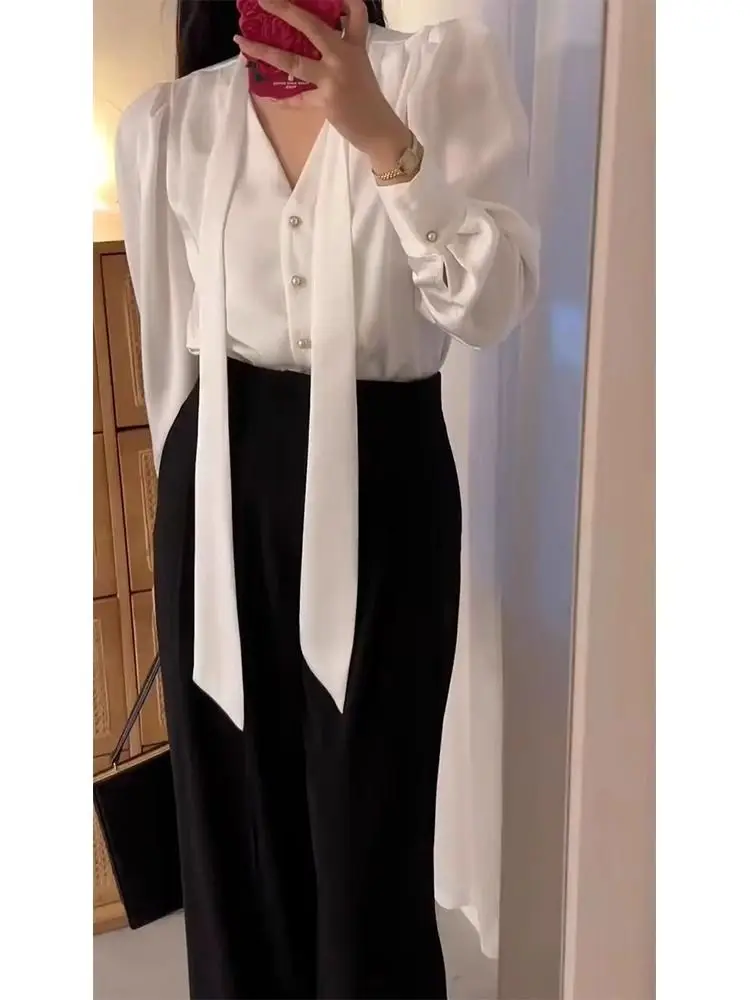 بلوزة نسائية أنيقة بياقة على شكل V وأكمام طويلة، تصميم عصري لفصلي الربيع والخريف مع خصر مطوي يُبرز الرشاقة، قميص فضفاض أنيق ل...