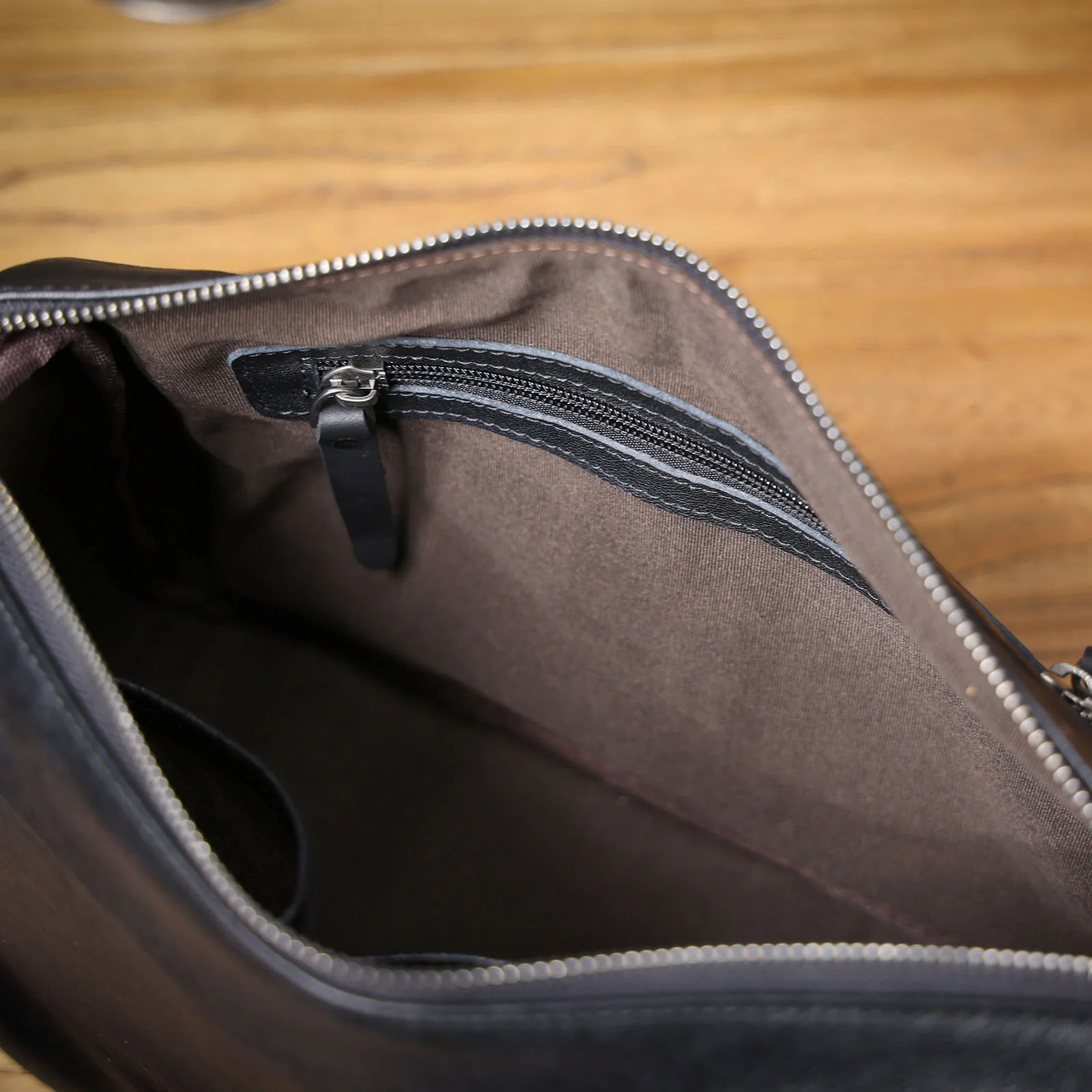 S.WORKER Vintage Herren-Umhängetasche aus Vollnarbenleder | Handgefertigter Messenger aus Used-Leder – Detail 21