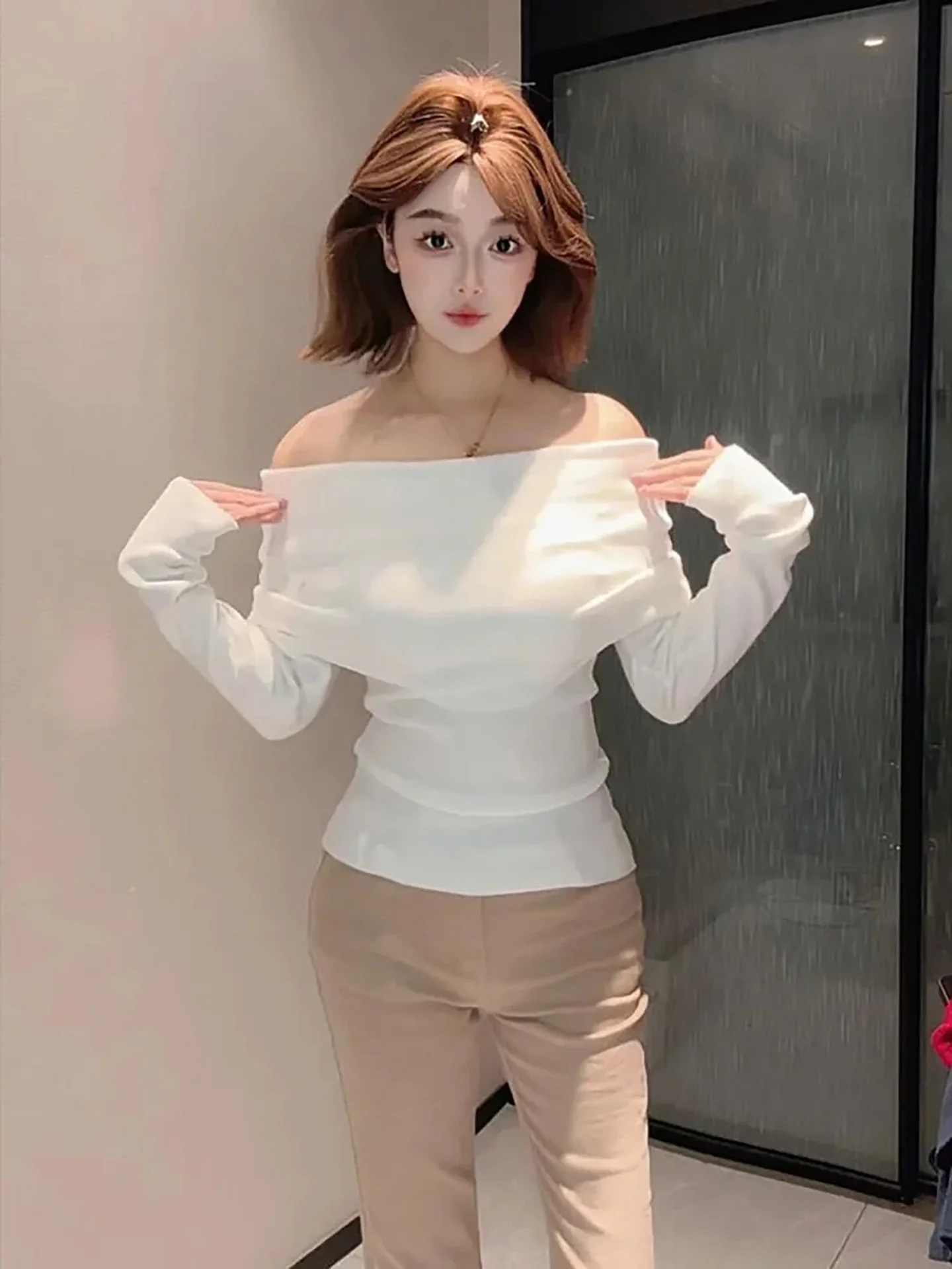 

Белый вязаный свитер женский, приталенный, с завышенной талией, на одно плечо, универсальный, повседневный, длинный рукав, зима 2025