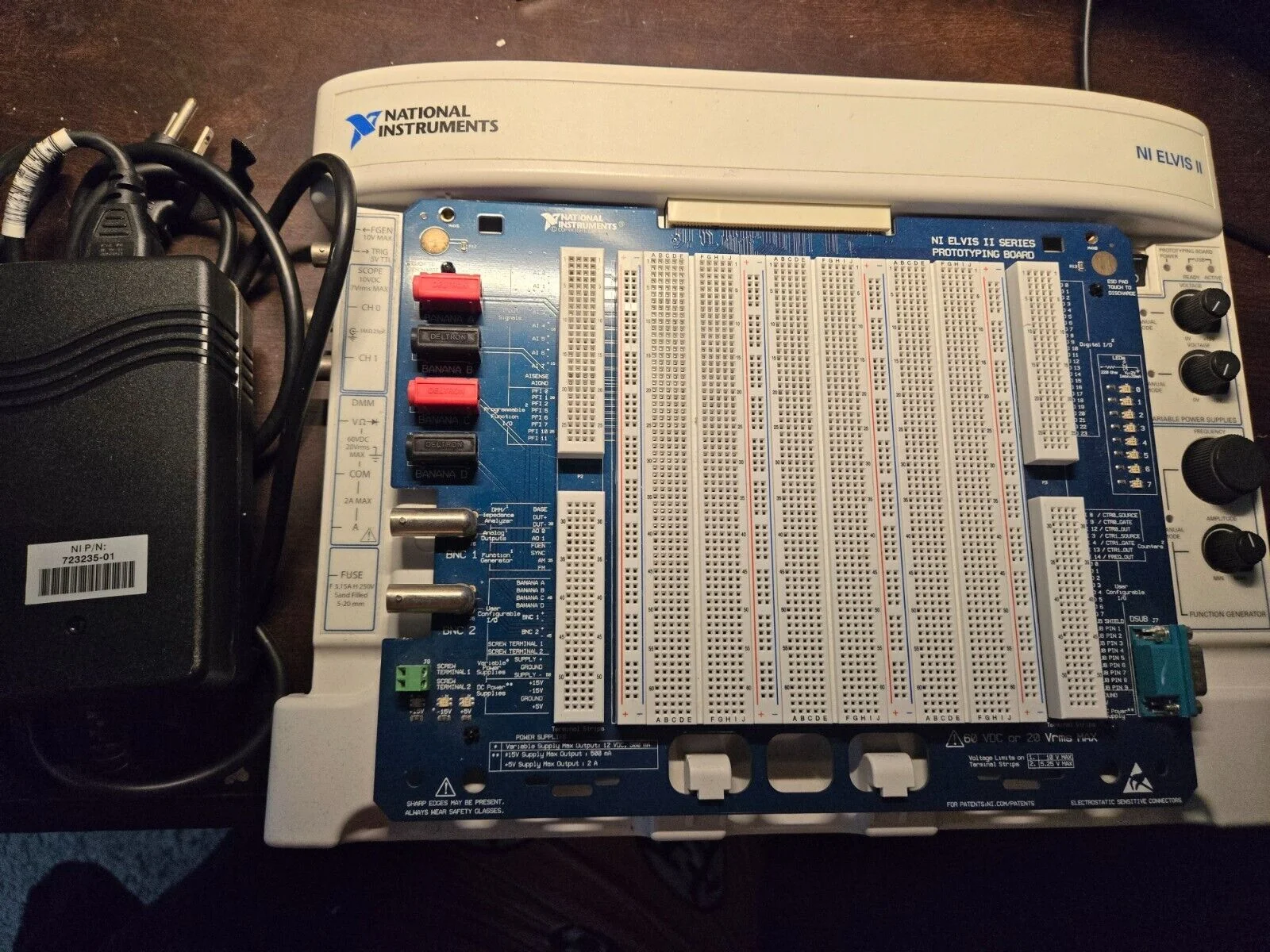 National Instruments NI ELVIS II con scheda Protyping e alimentatore.