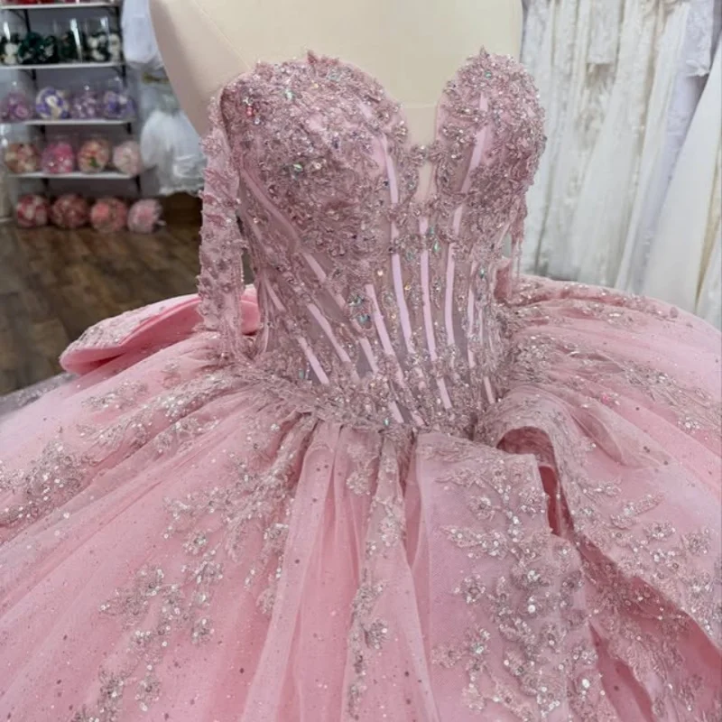 

Блестящее розовое платье для квинсеаньеры с открытыми плечами, кристаллами, блестками, кружевными вставками и длинным шлейфом, платья для 15-летия (Quinceanera) ﻿ Настраиваемый