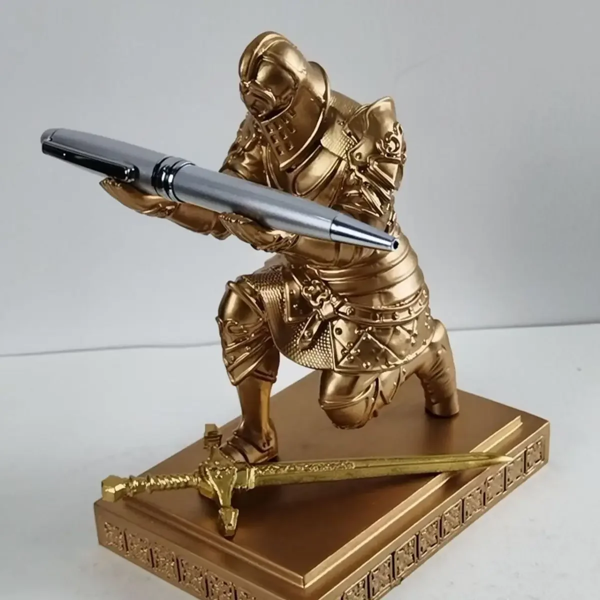 Knight Pen Seat Creative Pen Insert Office Desk Warrior Ornaments  Holder Birthday Gift (Send Swords But Not )