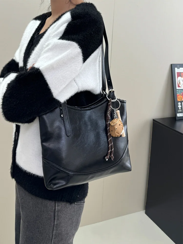 

Korean Retro High-end Street Shoulder Bag Women's 2025 Black Trendy Commuter Shopping Tote Bag