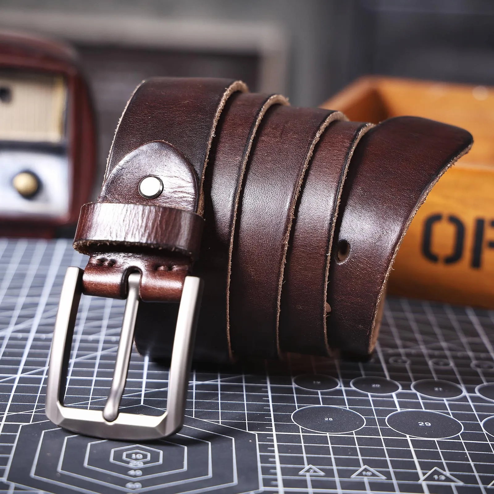 S.WORKER Klassischer Herrengürtel aus echtem Leder mit Dornschließe aus Legierung, Oberschicht aus Rindsleder, Retro-Freizeitgürtel für Jeans mit Geschenkbox – Detail 13