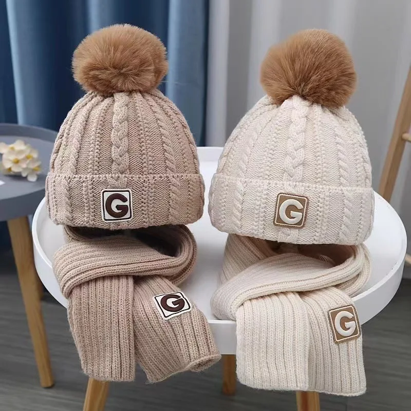 2-teiliges Set aus warmen gestrickten Kindermützen und Schals, niedliche Strickmützen mit Buchstabenmuster, bequeme warme Schals für Jungen und Mädchen im Alter von 2-8 Jahren für Herbst und Winter. – Detail 1