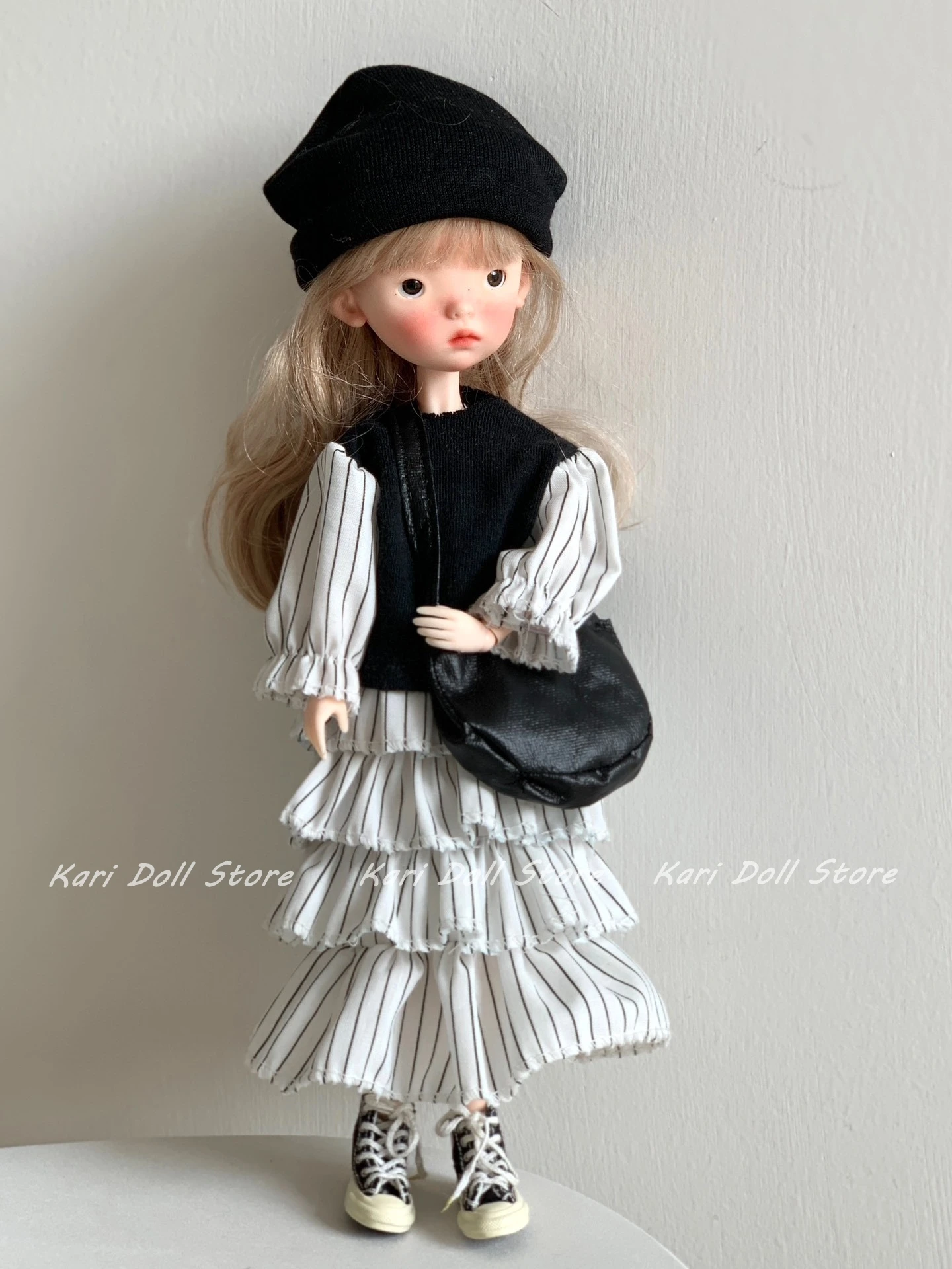 

Kari Doll Clothes and skirts Black hoodie with white stripes Landazz Landoudou ob24 ob22 Doll
