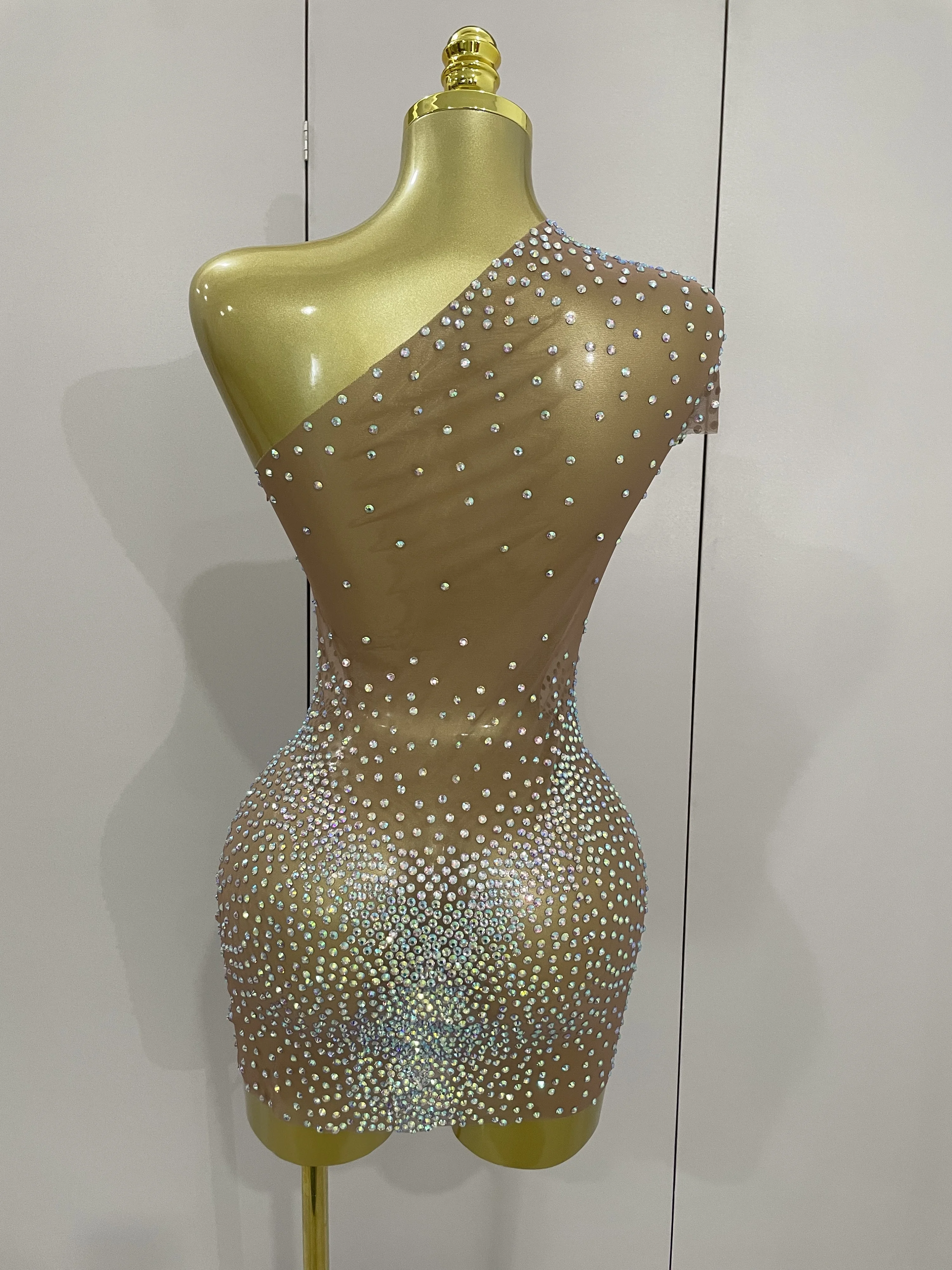Minivestido Sexy de malla transparente con un hombro y diamantes de imitación brillantes para mujer, disfraz de escenario para fiesta de cumpleaños, club nocturno y bailarina