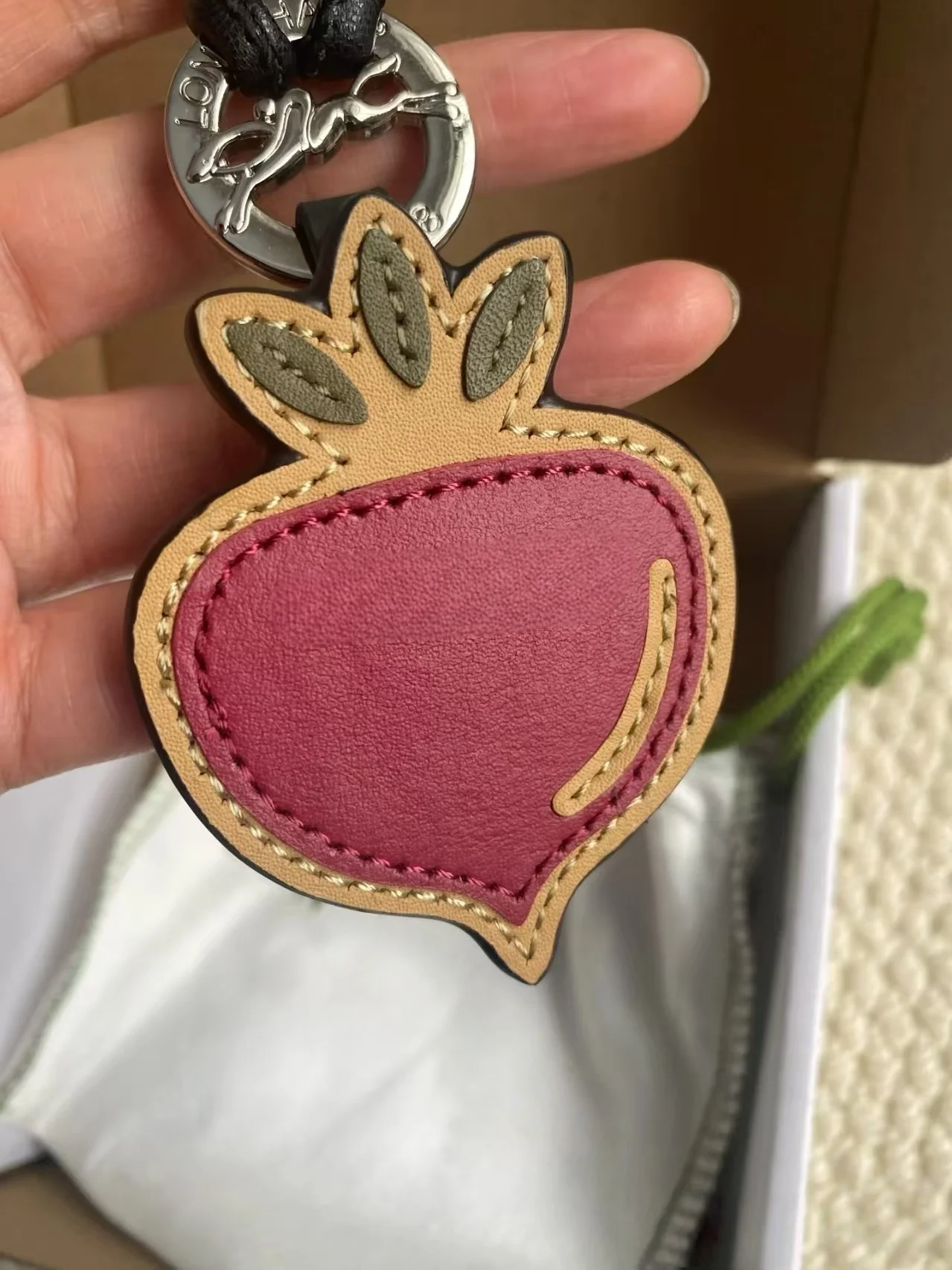 

2025 New Cute Carrot-Shaped Bag Charm, Stylish Accessory for Backpacks and Keys
