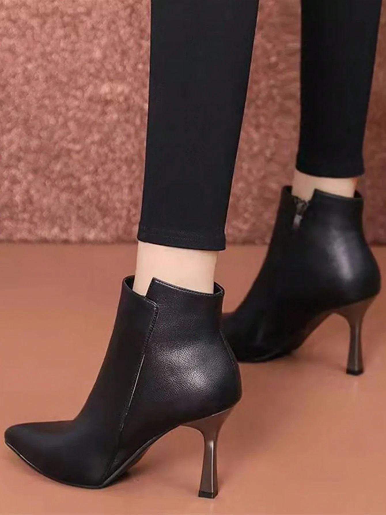 

Женские черные ботильоны с заостренным носком на молнии на высоком каблуке