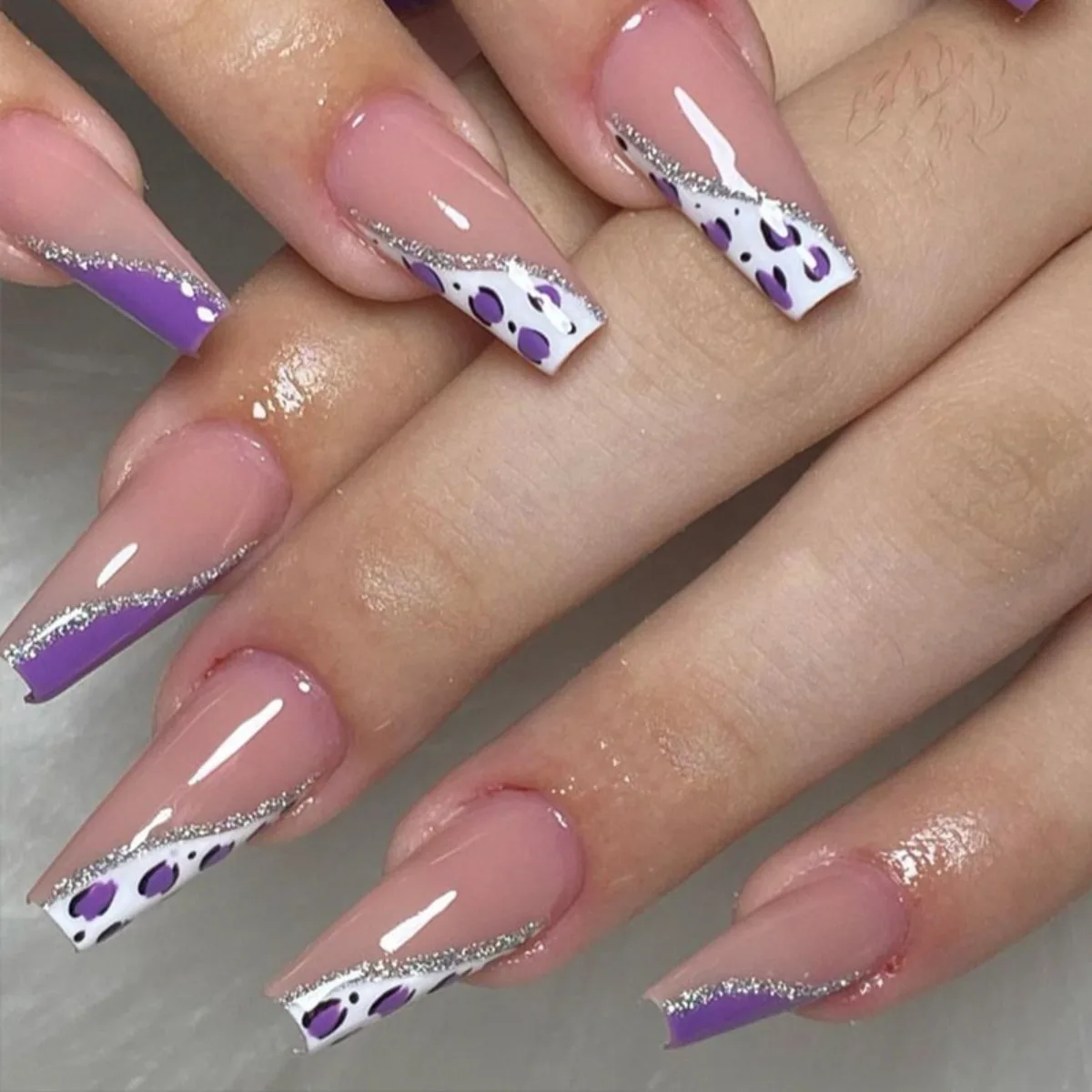 

Wear armor contrast color glitter leopard print french manicure spicy girl purple fake nails