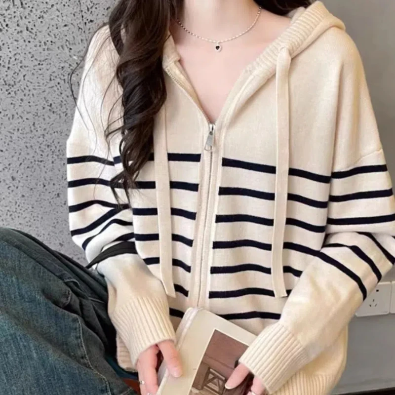 Wiosna i jesień damska 2024 New Splicing Hooked Zipper Pocket Striped Drawstring Fashion Loose Casual Long Sleeve Knitted Top