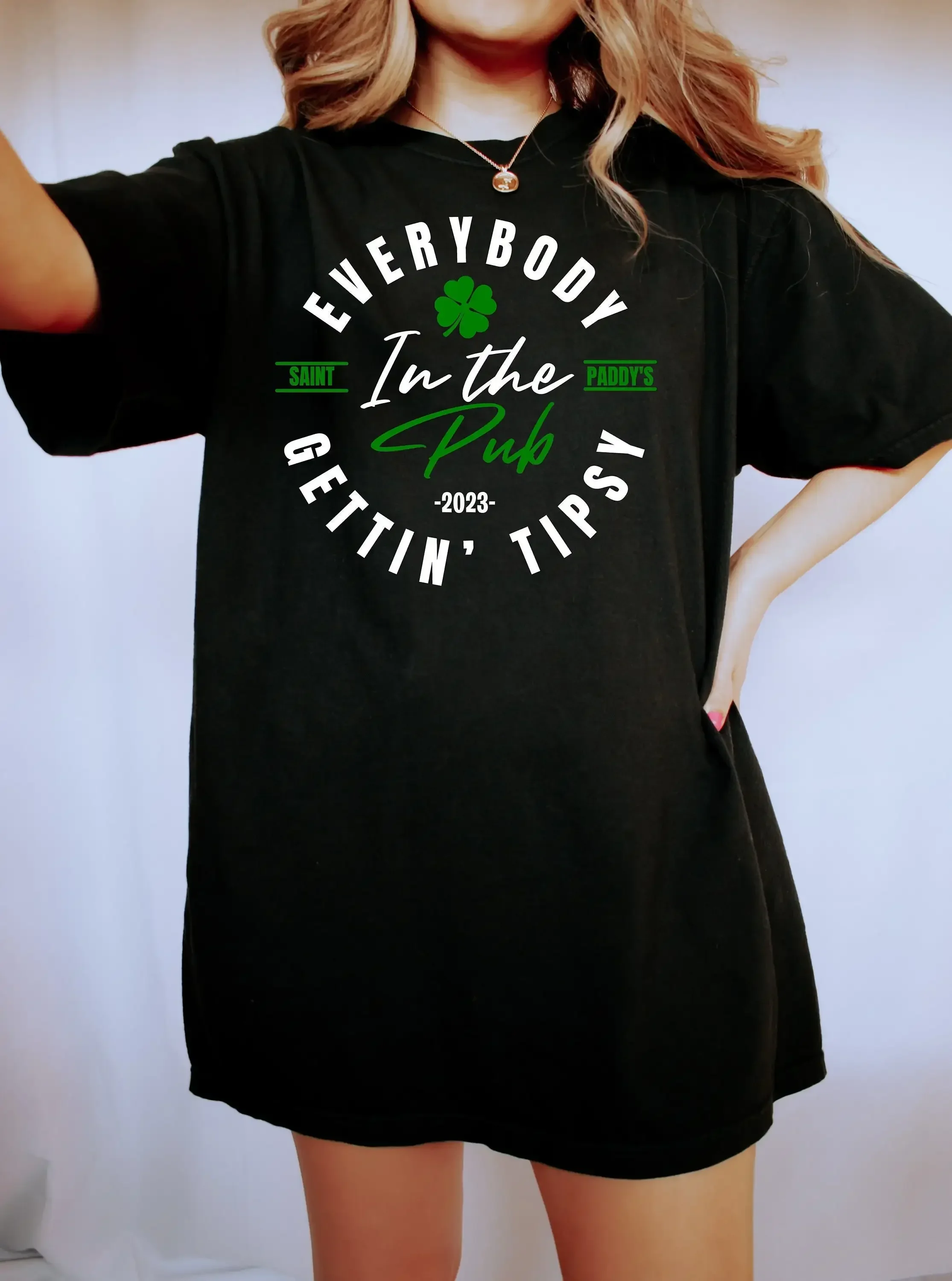 Retro St Patty'S Day  T Shirt Everybody In The Pub Getting Tipsy Vintage Patricks Drinking