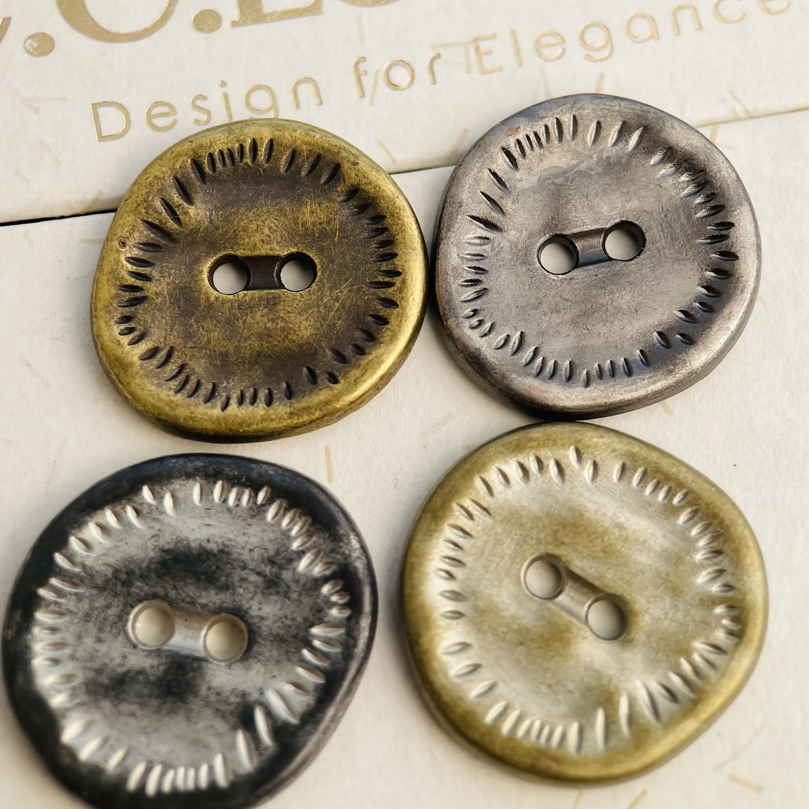 [أزرار خياطة عتيقة] 10 قطع من أزرار الخياطة المعدنية البرونزية والفضية | تصميم العملات القديمة المصنوعة يدويًا مقاس 18 مم لـ