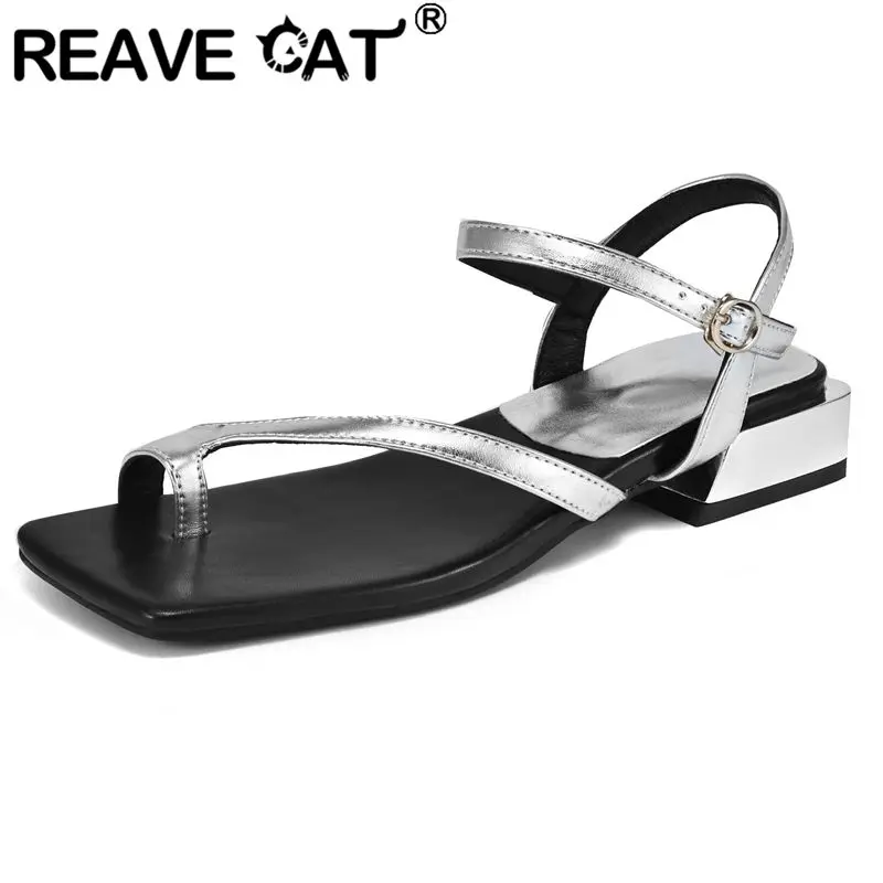 

REAVE CAT 2025 Новый дизайн Женские сандалии с застежкой на носок на плоской подошве с пряжкой и ремешком Разноцветные большие размеры 40, 41, 42, 43, повседневная мягкая обувь для отдыха