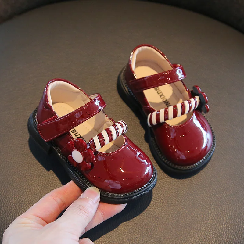 Chaussures Mary Janes en cuir verni PU pour bébés filles, chaussures de princesse à fleurs mignonnes, semelle souple pour nouveau-nés, premiers marcheurs pour tout-petits, mode