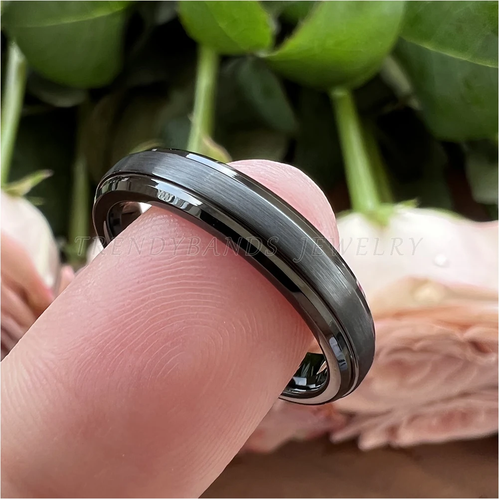 4 mm schwarzer Damen- und Herrenschmuck, Wolframkarbid-Ring, Ehering mit abgestuften, abgeschrägten Kanten, gebürstete Oberfläche, bequeme Passform – Detail 4