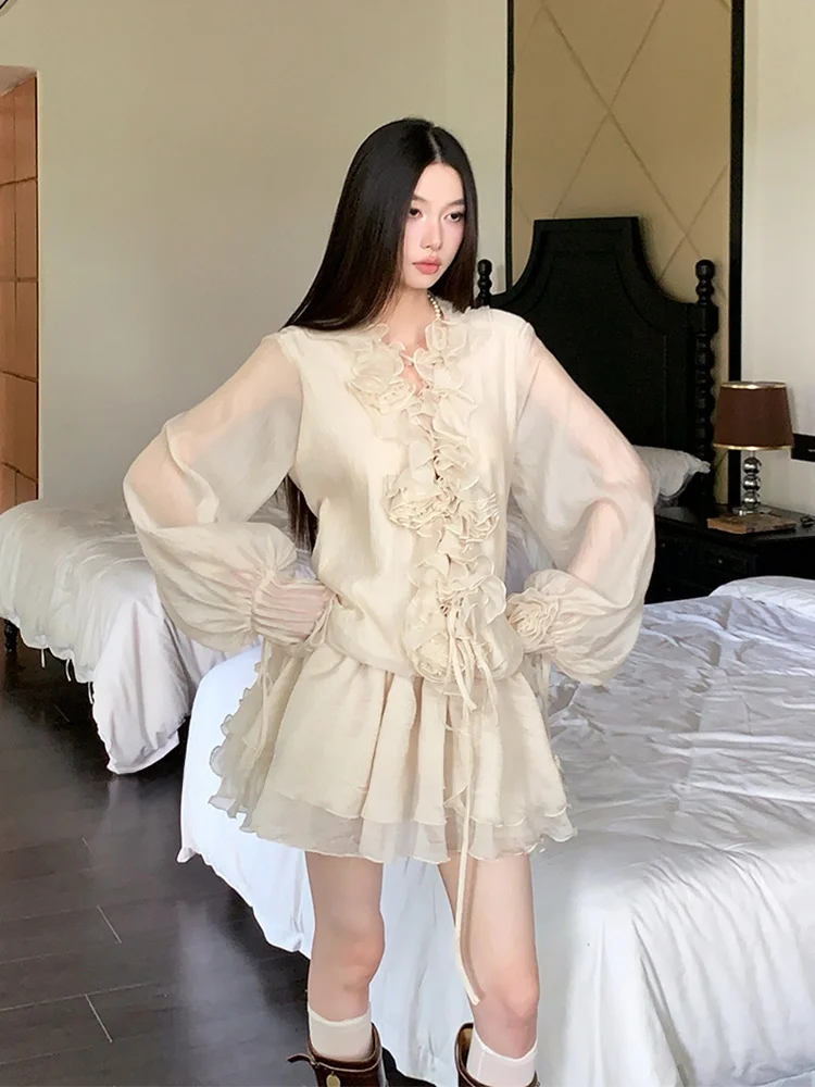 

Ретро-комплект из двух предметов: бежевая блузка с V-образным вырезом, кружевными рукавами-фонариками и короткие шорты, а также милая юбка А-силуэта с высокой талией для свиданий.