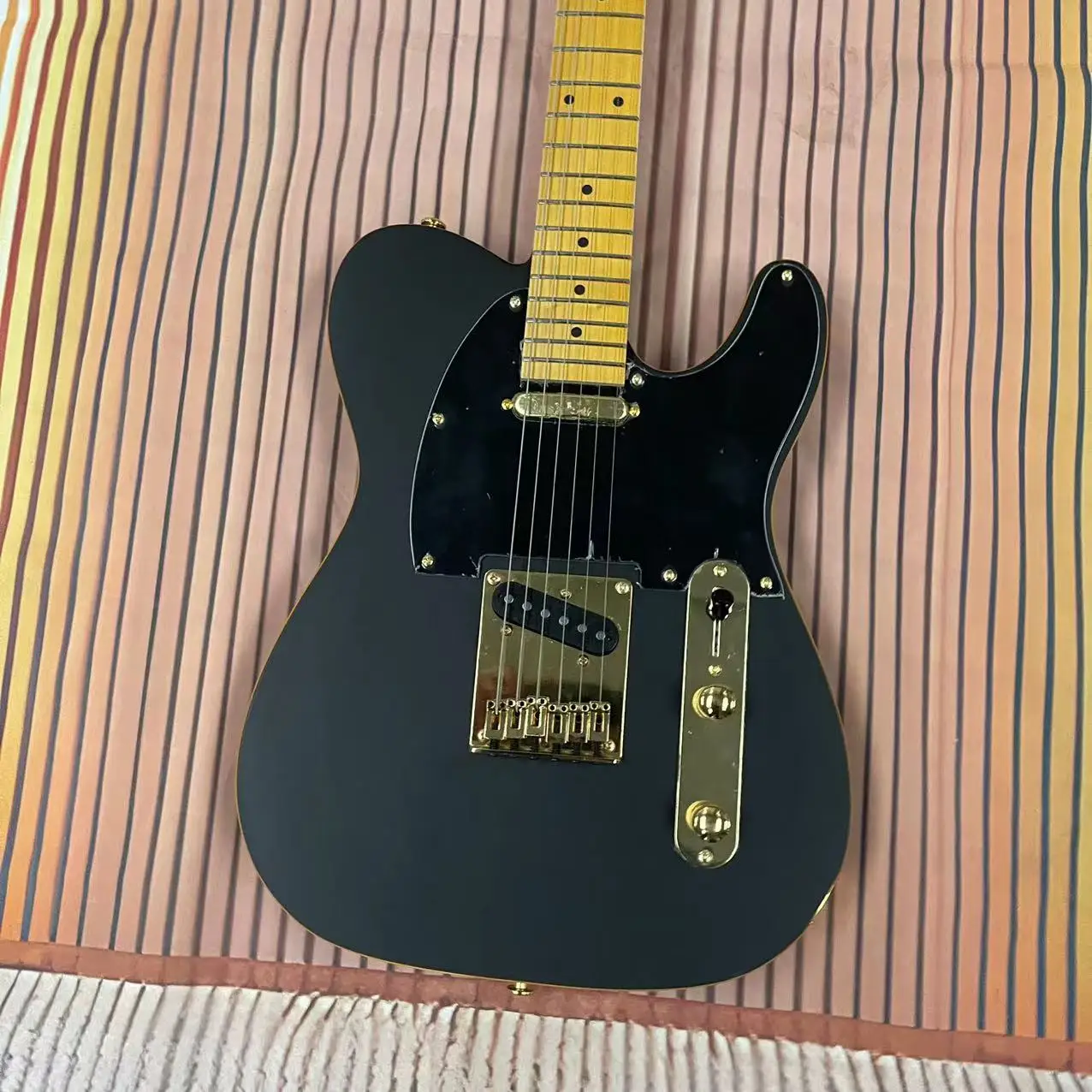 Electric guitar with 6 strings, matte black body, rose wood fingerboard, maple wood track, real factory pictures, can be shipped