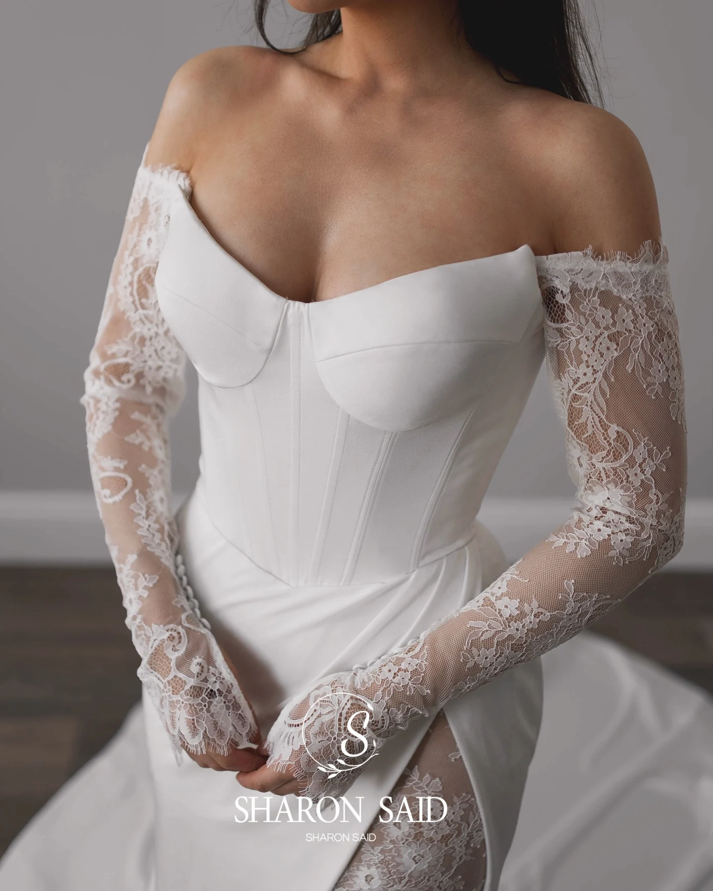 Sharon Said 2025 Elegante Satijn Zeemeermin Witte Trouwjurk Sexy Hoge Split Sweetheart Lange Mouwen Bruidsjurken SW 069 Aangepaste