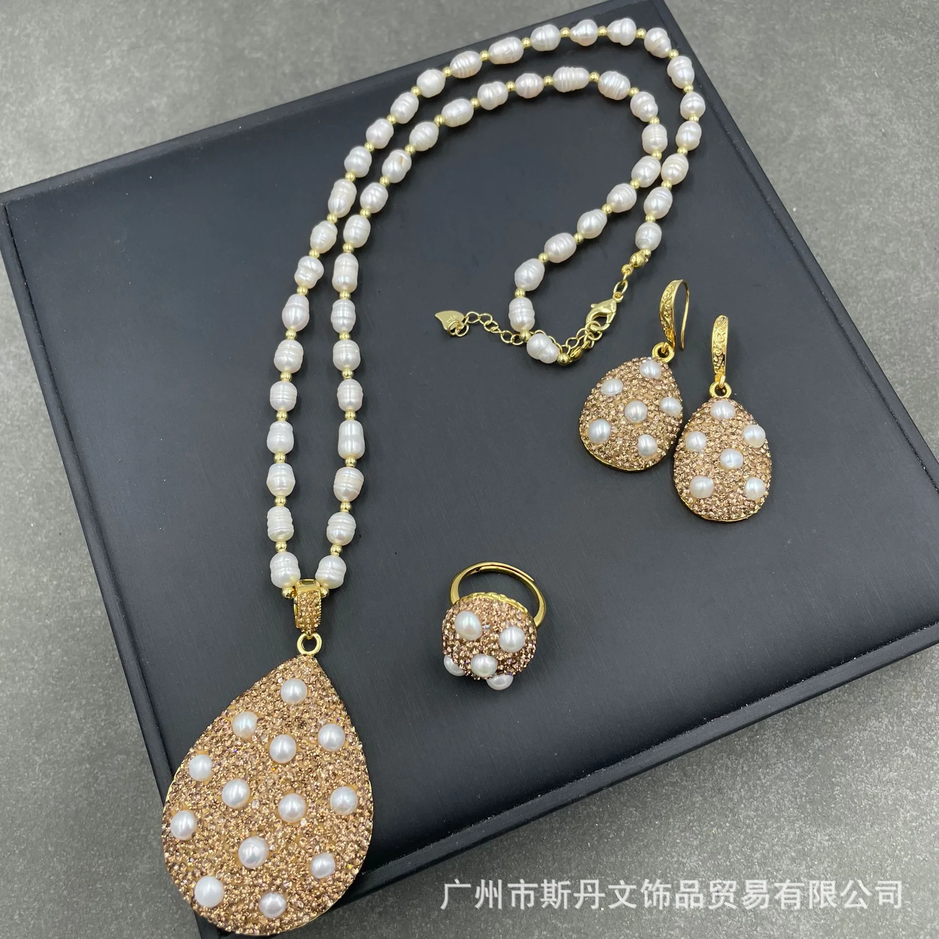

Natural freshwater pearl set, personalized fashion light luxury, inlaid with direct sales crystals, necklace, earrings, rings.