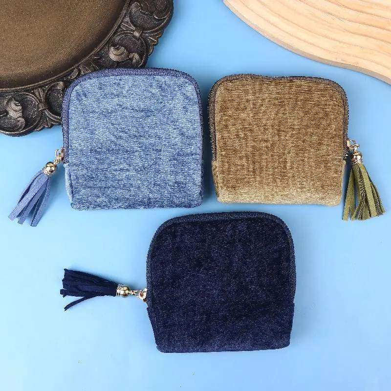 حقيبة مجوهرات أنيقة بسحاب مع قلادة شرابة؛ مساحة كافية لأساور الكريستال، مثالية لتخزين السفر