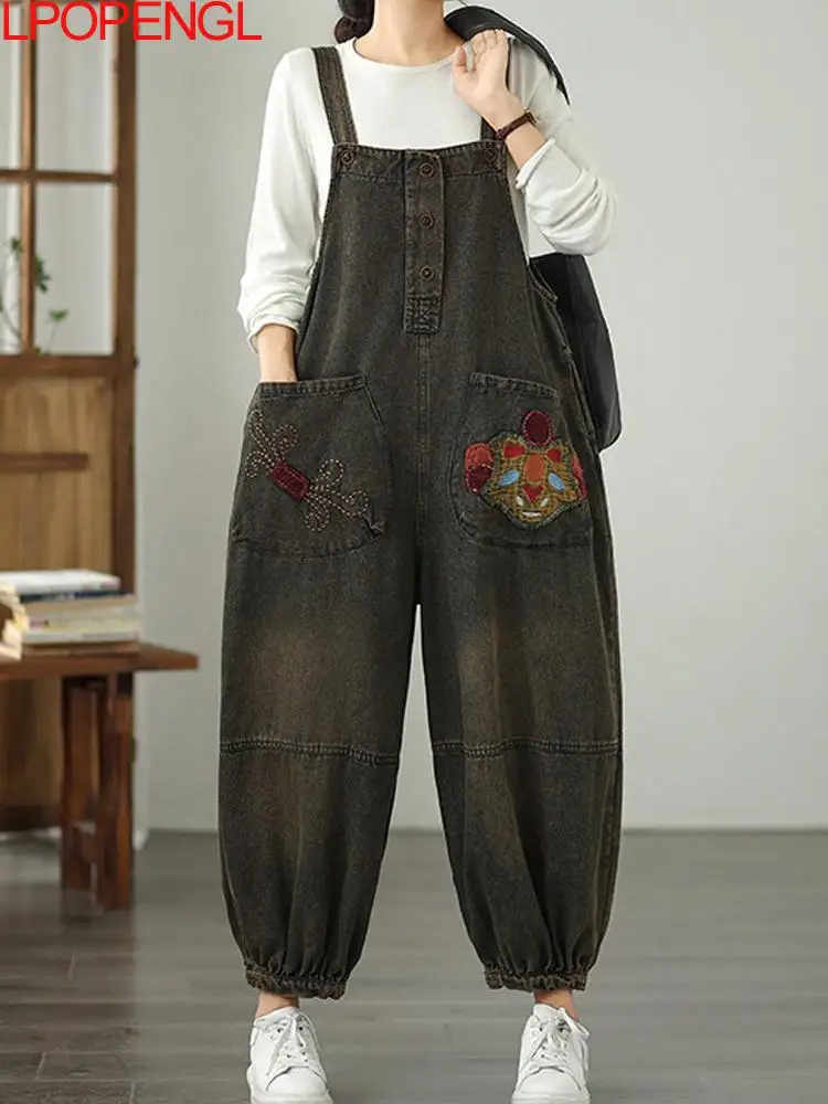 

Ретро джинсовый комбинезон с контрастными двойными карманами, эффект потертости, 2026, женский, на бретелях, свободный, повседневный, уличный стиль, фасон «фонарь», цельные брюки