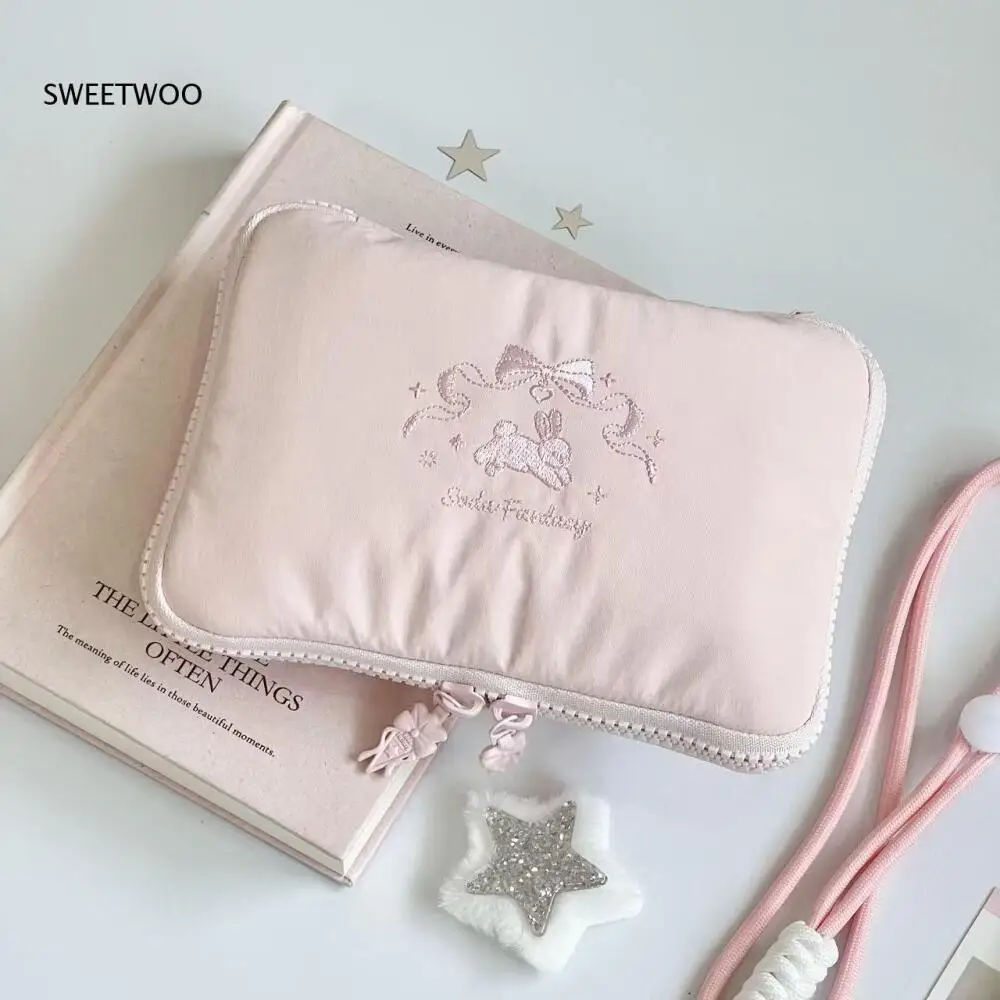 Trendy Adjustable-Strap Sleek Horizontal Rectangular Travel-Ready Wallet