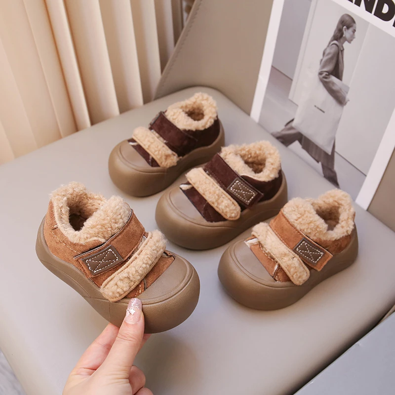

Детская повседневная обувь, детская обувь на плоской подошве с двойными крючками, замша в стиле ретро, новинка 2024, зимняя модная обувь для девочек, модная обувь с мягкими носками