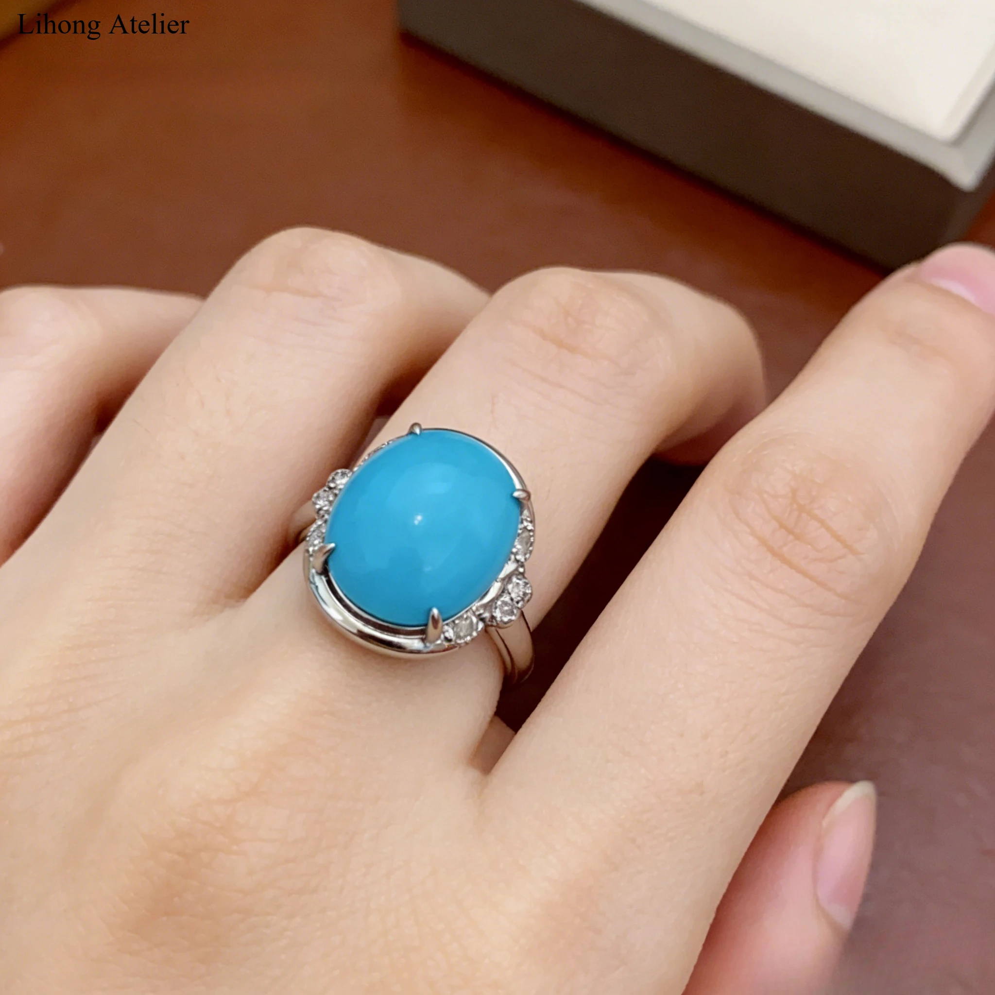 

Уникальное, массивное кольцо из стерлингового серебра 925 пробы с регулируемым ободком из синего агата; выразительное и изысканное ювелирное украшение.