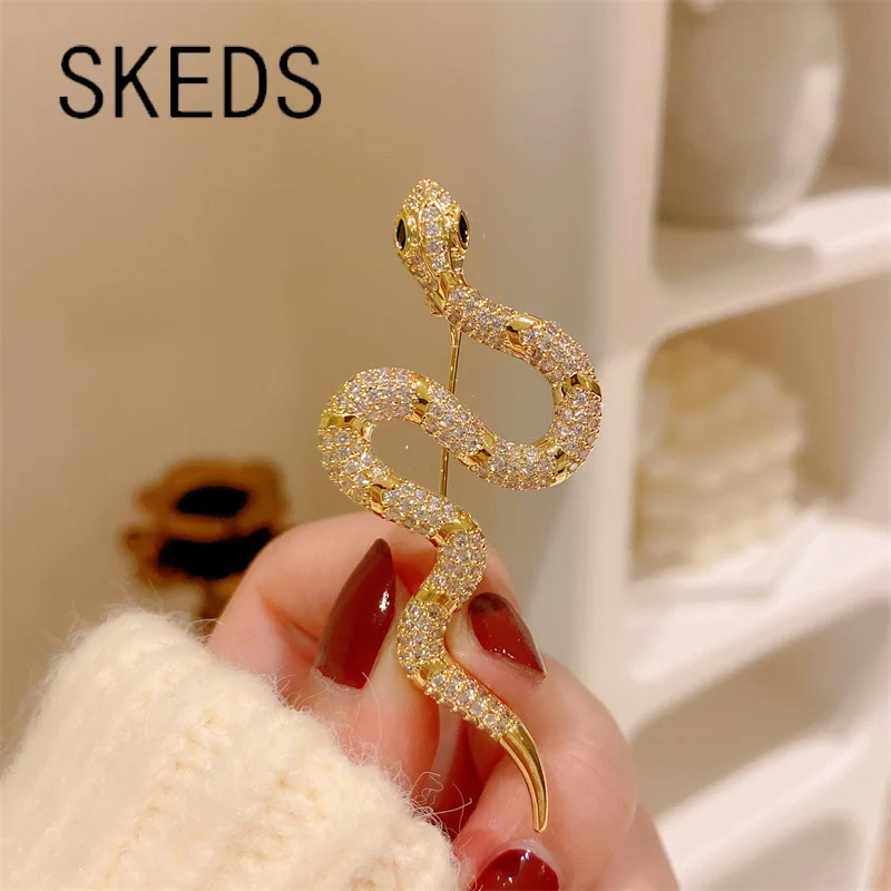 Skeds elegante feminino masculino moda requintado cristal cobra emblemas pino clássico high-end senhora brilhando boutique decoração broche