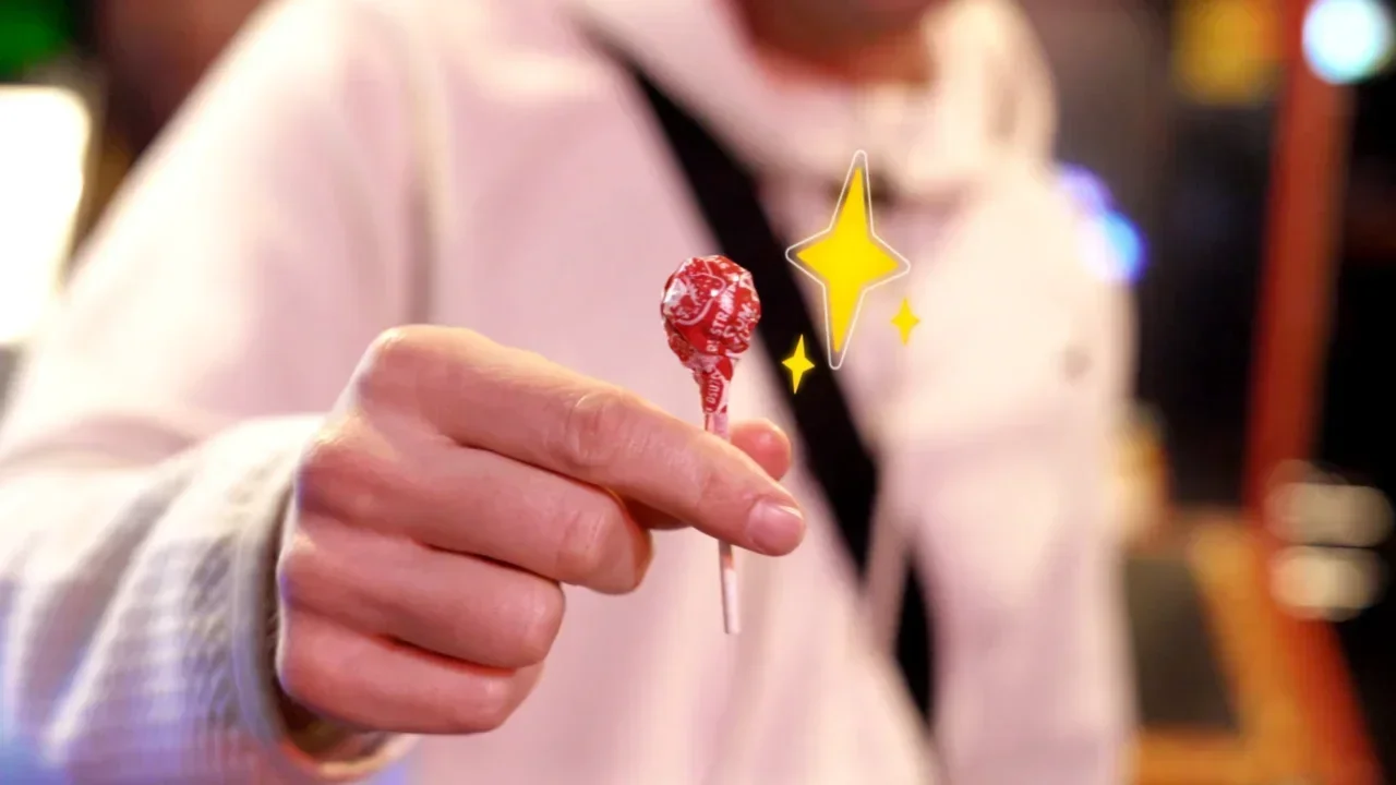 Super Sucker van Rizki Nanda – Coin In Lollipop (halve dollar), close-up goocheltruc, grappige goochelaar rekwisieten en illusie gimmick