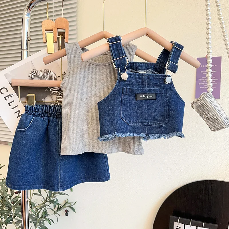 Setelan rok Denim anak perempuan, setelan tiga potong anak-anak segar perjalanan rasa desain kuas warna Solid Musim Panas 2024