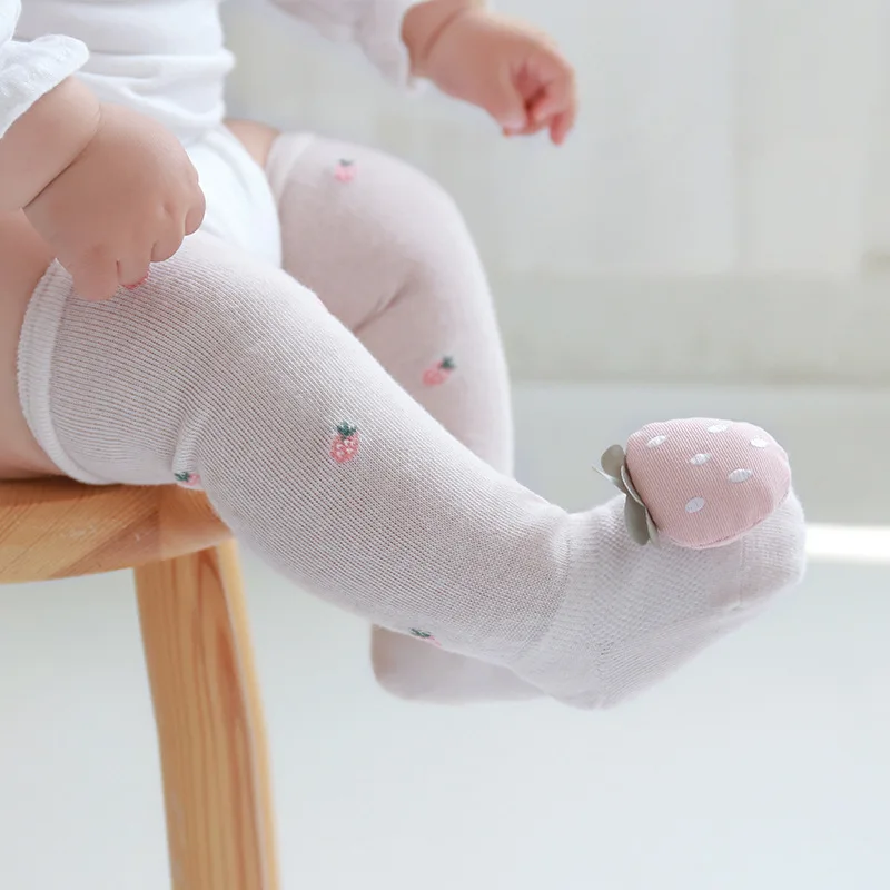 Sommerliche dünne Neugeborenen-Babysocken, niedliche Netz-Baumwoll-Kniestrümpfe für Jungen und Mädchen, lässige Cartoon-Frucht-Langsocken für Kleinkinder, 0-3 Jahre
