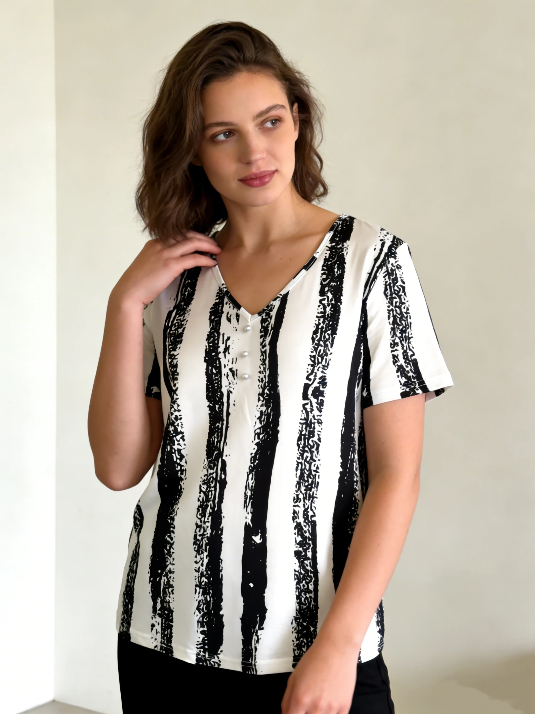 T-shirt à manches courtes rayé noir et blanc, grande taille, avec col en v et embellissements de faux boutons, haut d'été ample et décontracté