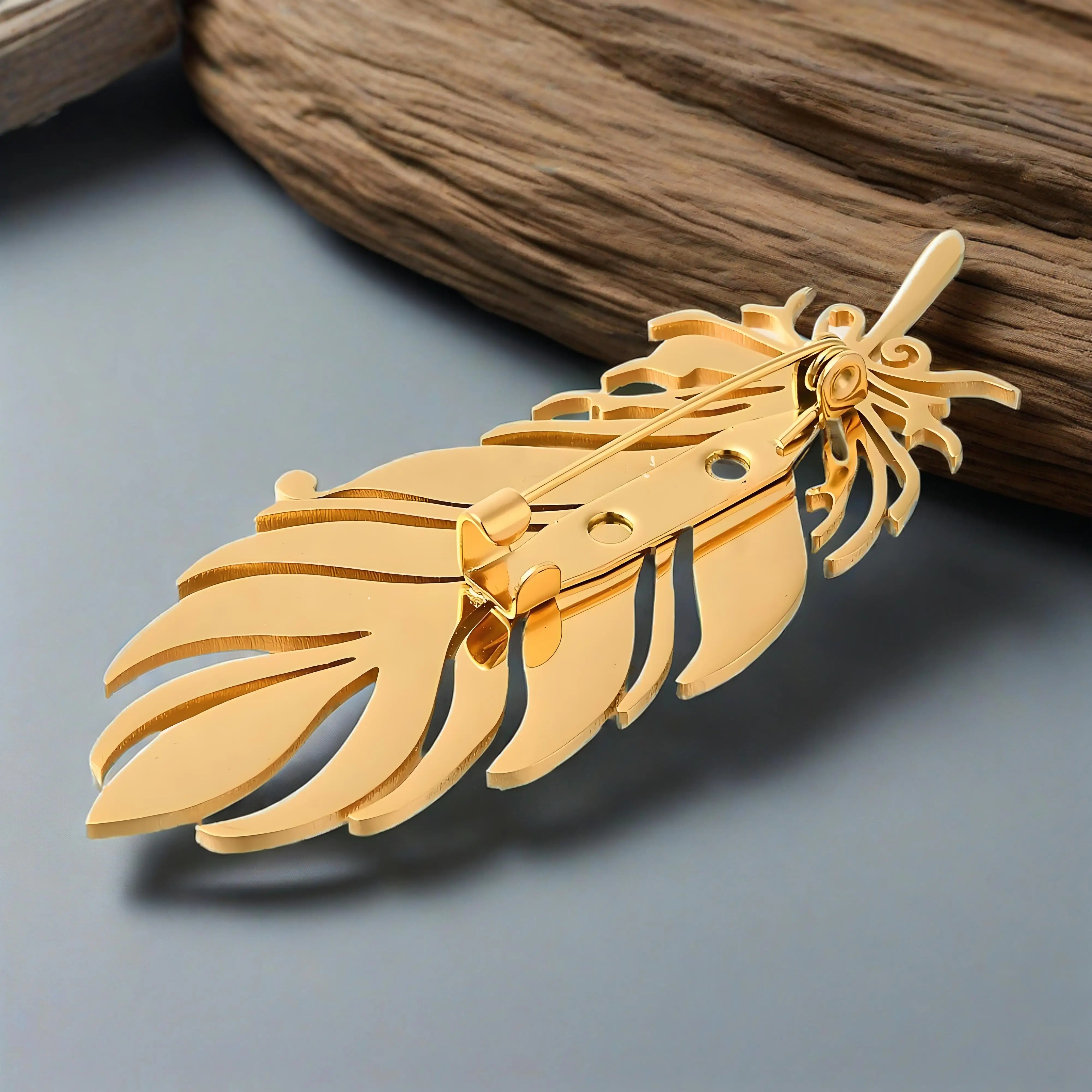 Vergoldete Federbrosche, exquisite, ausgehöhlte Design-Anstecknadel, stilvoller Schmuck für Damen und Herren, ideales Geschenk für den Alltag