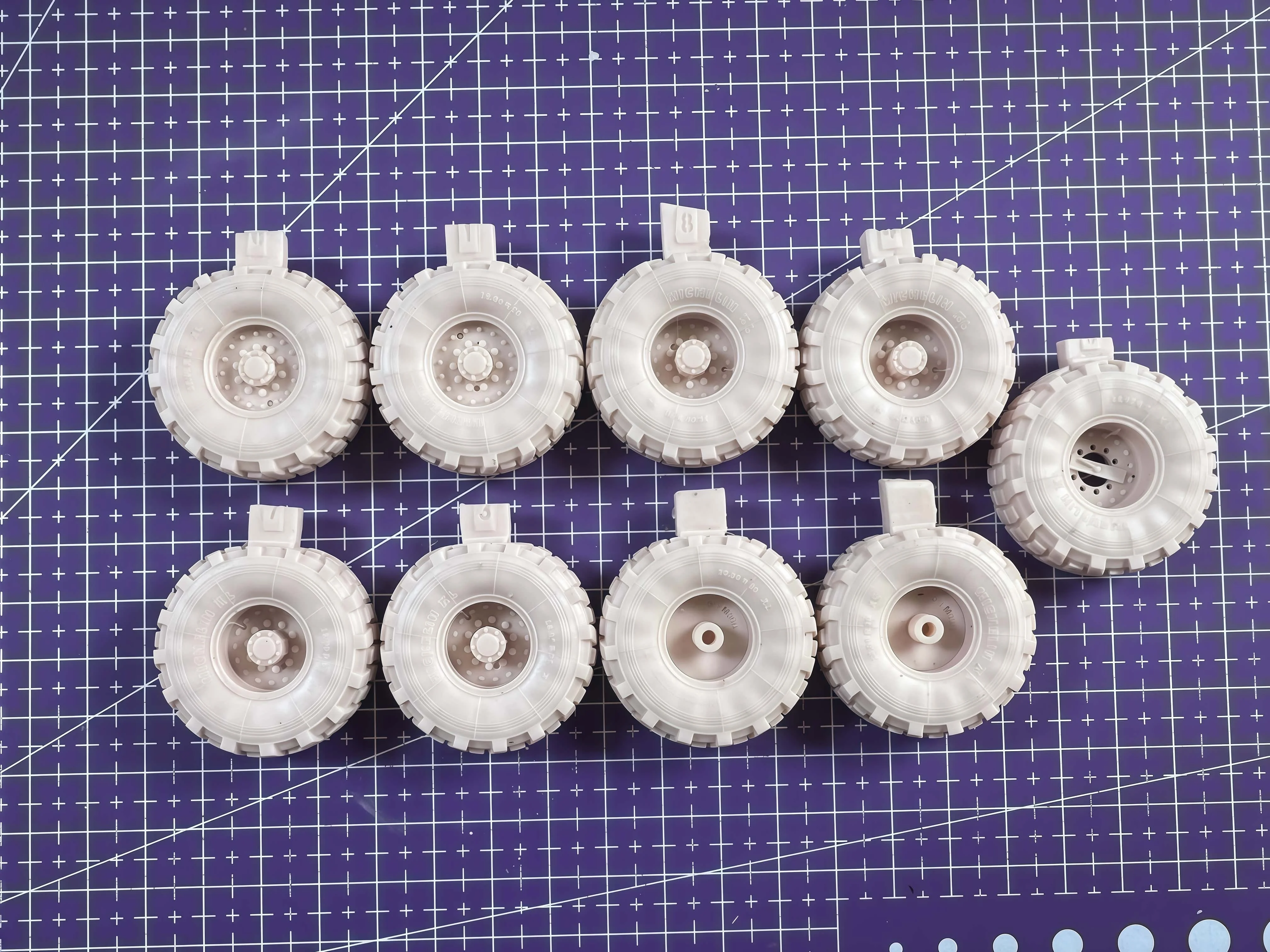 

1/35 Cast Resin Model, Tire Modification Accessories, Unpainted (applicable To Patriot M977)