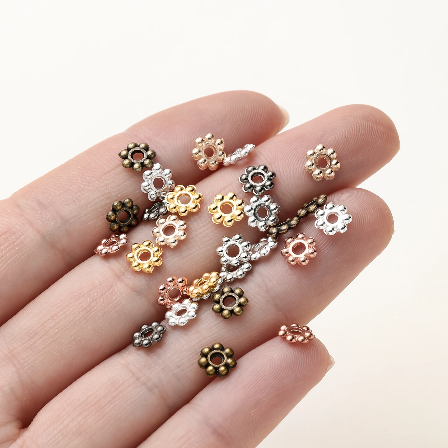 200 Stück Siebenblättrige Blumen-Schneeflocken-Abstandsperlen, Anhänger für DIY-Armbänder, Schmuckherstellung, Zubehör – Detail 3