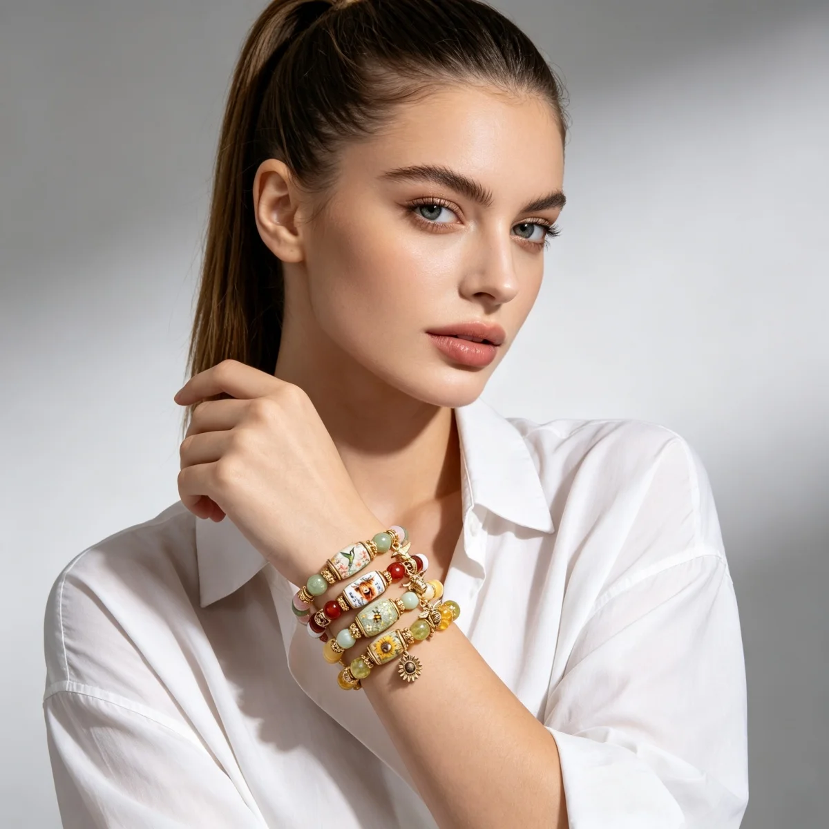 Zarte Armbänder im Frühlingsgarten-Stil mit Glasperlen für Damen und Herren, mit Charm-Anhängern wie Kolibri, Sonnenblume, Biene und Ochsenkopf, Heilschmuck. – Detail 17